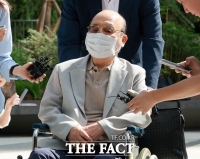  '나토 목걸이' 이봉관 서희건설 회장 특검 출석…묵묵부답