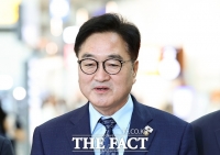  우 의장, 중국으로 출국…'김정은 만나면 한반도 평화 논의'