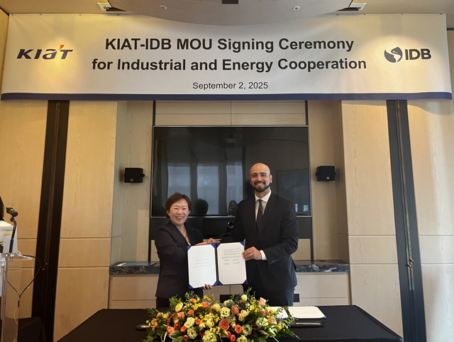 한국산업기술진흥원(KIAT)은 지난 2일 서울 종로구 포시즌스호텔에서 미주개발은행(IDB)과 ‘혁신기술 및 한국의 경험을 활용한 중남미 지역의 지속가능한 개발 및 저탄소 전환 공동 지원을 위한 업무협약’(MOU)을 갱신 체결했다고 3일 밝혔다. / KIAT