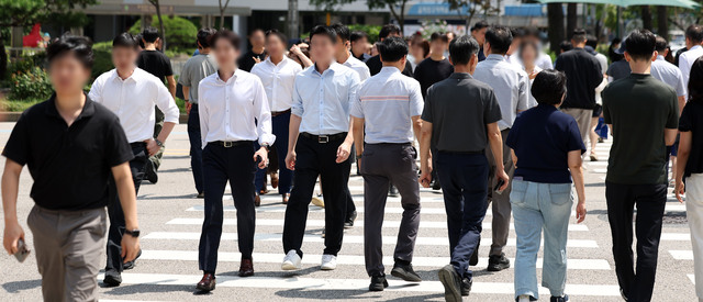 근로복지공단은 푸른씨앗 도입 3년 만에 사업장 3만84개소와 근로자 13만6525명이 가입하고 적립금 규모가 1조1714억원을 기록했다고 3일 밝혔다. 사진은 지난달 5일 서울 시내 기업 밀집 지역에서 직장인들이 오가고 있는 모습. / 뉴시스