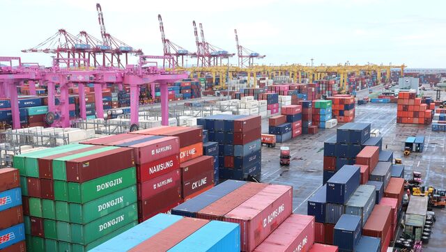 산업통상자원부는 3일 경제관계장관회의 및 산업경쟁력강화관계장관회의에서 관계부처 합동으로 ‘미 관세협상 후손지원대책’을 발표하고 정부세종청사에서 백브리핑을 열었다. 사진은 지난 1일 인천 연수구 인천신항 컨테이너 터미널에 쌓인 컨테이너. / 뉴시스