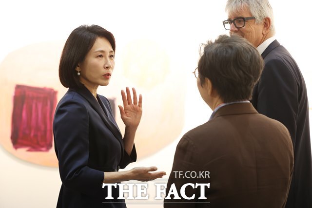 영부인 김혜경 여사가 3일 서울 강남구 코엑스에서 열린 프리즈 서울 2025 VIP 프리뷰 데이를 찾아 작품을 관람하며 관계자들과 대화하고 있다. /뉴시스