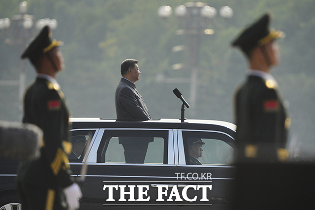 시진핑 중국 국가주석(가운데)이 3일 오전 9시(현지시간) 중국 베이징 톈안먼 광장에서 열린 전승절 80주년(중국인민 항일전쟁 및 세계 반파시스트 전쟁 승리 80주년) 기념 열병식에 참석해 카퍼레이드를 진행하고 있다. /베이징=AP.뉴시스