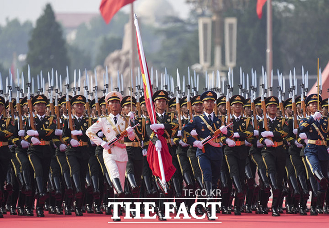 전승절 80주년(중국인민 항일전쟁 및 세계 반파시스트 전쟁 승리 80주년) 기념 열병식이 3일 오전(현지시간) 중국 베이징 톈안먼 광장에서 열린 가운데 군인들이 대형을 갖춰 행진하고 있다. /베이징=신화.뉴시스