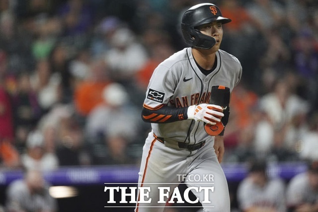 샌프란시스코 이정후가 3일(한국시간) 콜로라도전에서 5회초 볼넷을 고른 뒤 1루로 걸어 나가고 있다. /AP.뉴시스