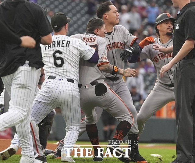 3일(한국시간) 샌프란시스코 선수들이 콜로라도 투수 카일 프리랜드에게 달려들고 있다. 프리랜드는 홈런을 날린 샌프란시스코 라파엘 데버스에게 소리를 질렀다. /AP.뉴시스