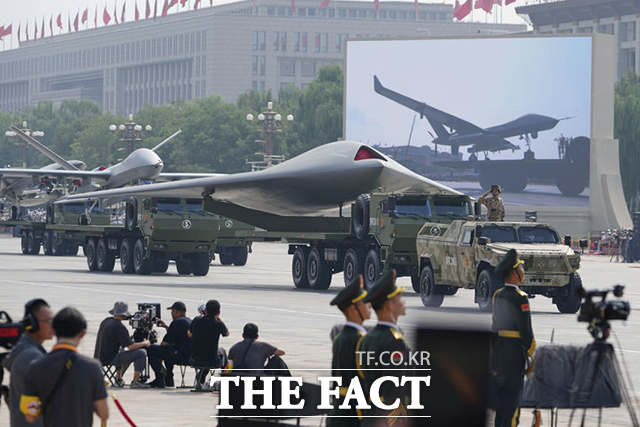 전승절 80주년(중국인민 항일전쟁 및 세계 반파시스트 전쟁 승리 80주년) 기념 열병식이 3일 오전(현지시간) 중국 베이징 톈안먼 광장에서 열린 가운데 차세대 군사 장비들을 공개하고 있다. /베이징=AP. 뉴시스