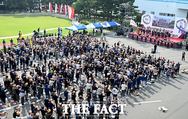 현대차 노조가 지난 6월 현대차 울산공장 본관 앞 광장에서 올해 임단협 승리를 위한 전체 조합원 출정식을 진행하고 있다. /뉴시스