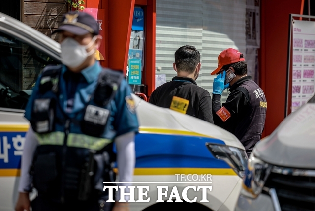 경찰이 최근 서울 관악구 조원동에서 흉기로 3명을 살해한 피자집 가맹점주 40대 A 씨를 체포해 조사 중이다./ 뉴시스