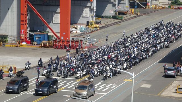 고용노동부는 4일 정부세종청사에서 HD현대 조선 3사 등 최근 주요 대기업의 노동계 파업 관련 설명회를 열었다.지난 3일 전국금속노동조합 현대중공업지부가 파업을 하고 있는 모습. / 현대중공업 노조