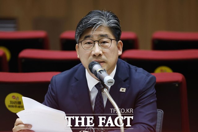 류덕현 대통령실 재정기획보좌관이 4일 오후 용산 대통령실에서 기자간담회를 열고 발언하고 있다. /뉴시스