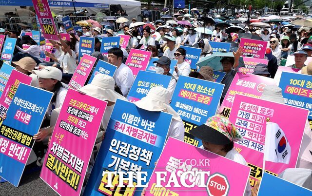 민주당은 보수·기독교계 등 강한 반발 여론에 따른 정치적 부담과 진보 진영의 요구 사이 딜레마에 빠져 있다. 거룩한방파제 통합국민대회 준비위원회가 14일 오후 서울 중구 서울시의회 인근에서 동성애 퀴어축제와 차별금지법 제정 시도에 반대하는 거룩한방파제 통합국민대회를 하고 있다./뉴시스