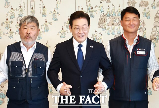 이 대통령이 4일 오후 용산 대통령실에서 양경수 전국민주노동조합총연맹 위원장, 김동명 한국노동조합총연맹 위원장과 오찬간담회를 갖고 기념촬영을 하고 있다. /뉴시스