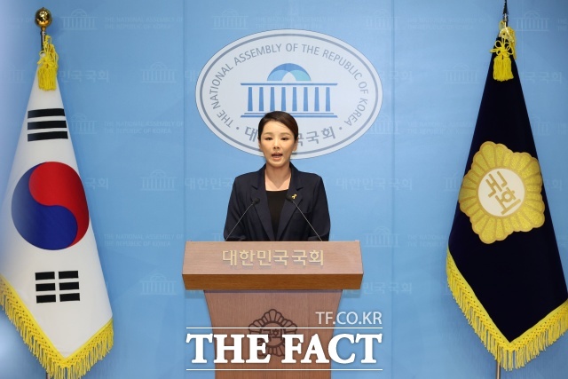 조국혁신당 내 성비위 사건과 관련해 명예훼손 혐의로 고소된 강미정 전 혁신당 대변인이 경찰에서 불송치 처분을 받은 것으로 확인됐다. 사진은 지난해 9월 4일 서울 여의도 국회 소통관에서 당내 성비위 의혹과 관련한 탈당 기자회견을 하고 있는 강 전 대변인의 모습. /뉴시스