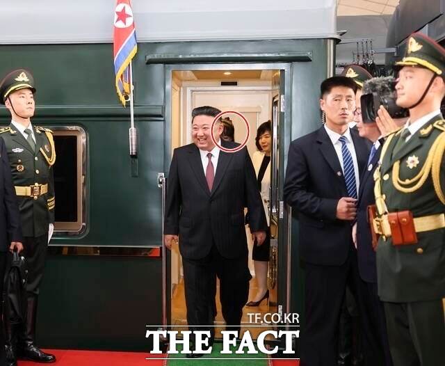 김정은 북한 국무위원장이 6년 만의 중국 방문에서 딸 주애를 대동했다. 다만 주애는 김 위원장의 54시간 중국 체류 기간 딱 한 번 등장했다. 사진은 김 위원장이 지난 2일 중국 베이징역에 도착해 전용열차에서 내리는 순간 포착된 주애의 모습(빨간 원). /베이징=신화. 뉴시스