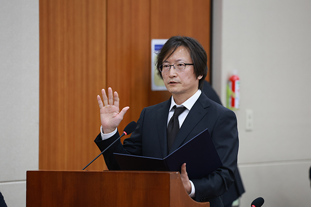 주병기 공정거래위원장 후보자가 5일 서울 여의도 국회에서 열린 정무위원회의 인사청문회에서 선서를 하고 있다./뉴시스