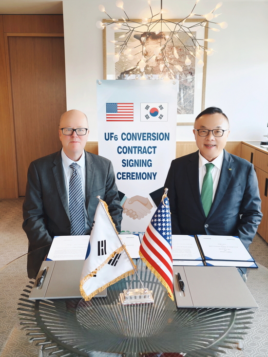 한국수력원자력은 지난 4일(현지시각) 영국 런던에서 미국 내 유일의 우라늄 변환시설 운영사인 컨버다인과 변환우라늄 장기 공급계약을 체결했다고 5일 밝혔다. / 한수원
