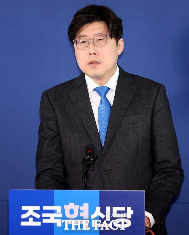 이규원 조국혁신당 사무부총장이 5일 당내 성비위 사건과 관련해 성희롱은 범죄는 아니다. 품위유지의무위반은 되겠다라고 발언해 2차 가해 논란이 불거지고 있다. /뉴시스