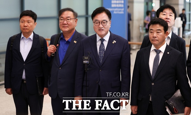 중국 전승절 행사 참석 일정을 마친 우원식 국회의장이 5일 인천국제공항을 통해 귀국해 소감을 말하고 있다. /뉴시스