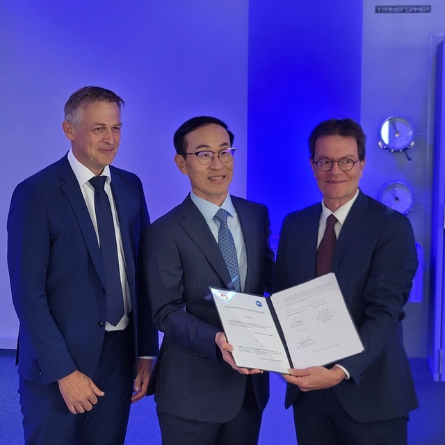 한국전력은 지난 4일 독일 레겐스부르크에서 전력설비 분야 글로벌 선도 기업인 MR사와 설비 상태를 실시간으로 점검해 고장을 사전에 예방하는 예방진단솔루션 공동 개발 및 사업화 추진을 위한 양해각서를 체결했다고 5일 밝혔다. / 한전