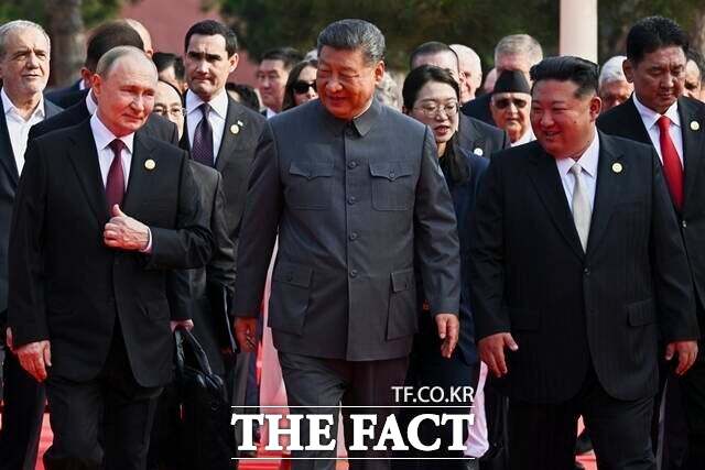 김 위원장이 지난 3일 중국 전승절 열병식에서 주애를 데리고 올 가능성에 관심이 모였지만 실현되지는 않았다. (왼쪽부터) 블라디미르 푸틴 러시아 대통령, 시진핑 중국 국가 주석, 김 위원장. /베이징=AP. 뉴시스