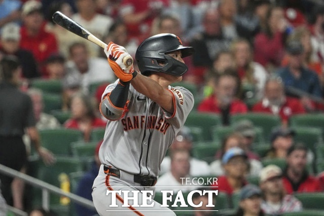 샌프란시스코 이정후가 6일(한국시간) 세인트루이스전에서 4회초 중전 안타를 때리고 있다. 이정후는 시즌 두 번째 4안타 맹타를 휘둘렀다. /세인트루이스=AP.뉴시스