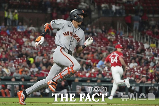 샌프란시스코 이정후가 6일(한국시간) 세인트루이스전에서 7회초 시즌 11번째 3루타를 때린 뒤 1루를 향해 달려가고 있다. /세인트루이스=AP.뉴시스
