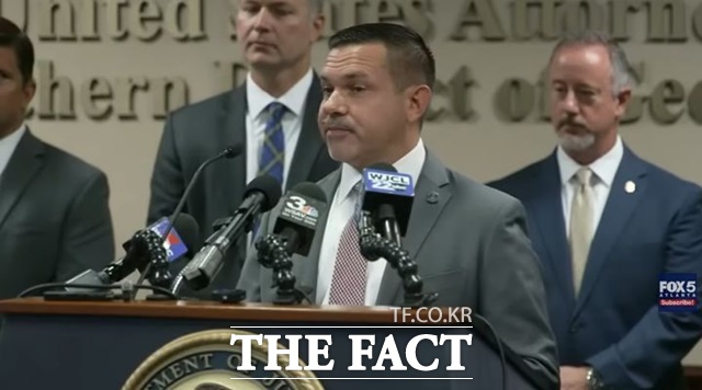 슈티븐 슈랭크 국토안보수사국(HSI) 특별수사관이 5일(현지 시간) 미국 조지아주 HSI 사무실에서 전날 이뤄진 현대차그룹-LG에너지솔루션의 합작 배터리 공장(HL-GA 배터리회사) 건설현장 단속 관련 기자회견을 하고 있다./폭스5애틀랜타 유튜브.뉴시스