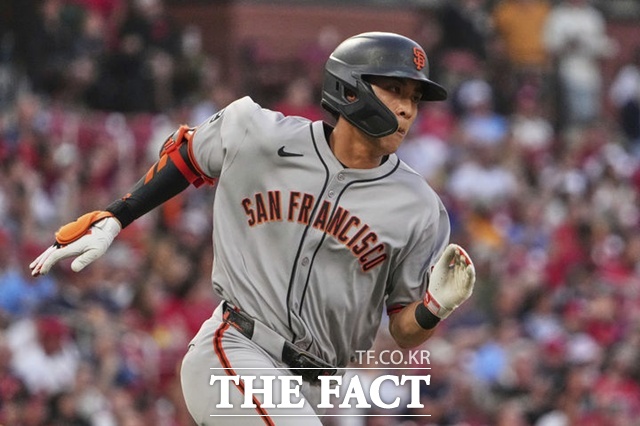 샌프란시스코 이정후가 7일(한국시간) 세인트루이스전에서 3회초 좌전 안타를 때린 뒤 힘차게 1루로 뛰어가고 있다. /세인트루이스=AP.뉴시스