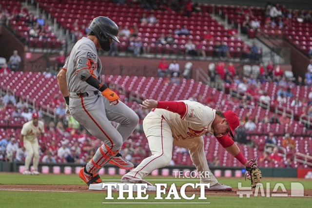 샌프란시스코 이정후가 7일(한국시간) 세인트루이스전에서 1회초 2루쪽 강습 타구를 때린 뒤 1루에 아슬아슬하게 세이프되고 있다. 세인트루이스 2루수 토마스 수제이시가 타구를 한 번에 잡지 못해 실책으로 기록됐다. 세인트루이스 1루수는 놀란 고먼. /세인트루이스=AP.뉴시스