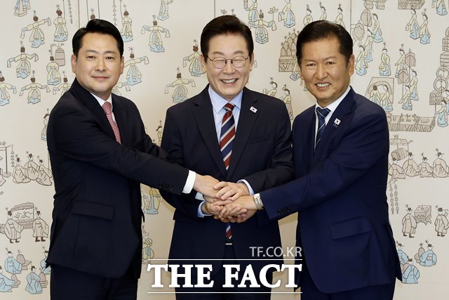 이재명 대통령이 8일 오후 용산 대통령실에서 가진 정청래 더불어민주당 대표, 장동혁 국민의힘 대표와의 오찬 회동에서 기념촬영을 하고 있다. /뉴시스