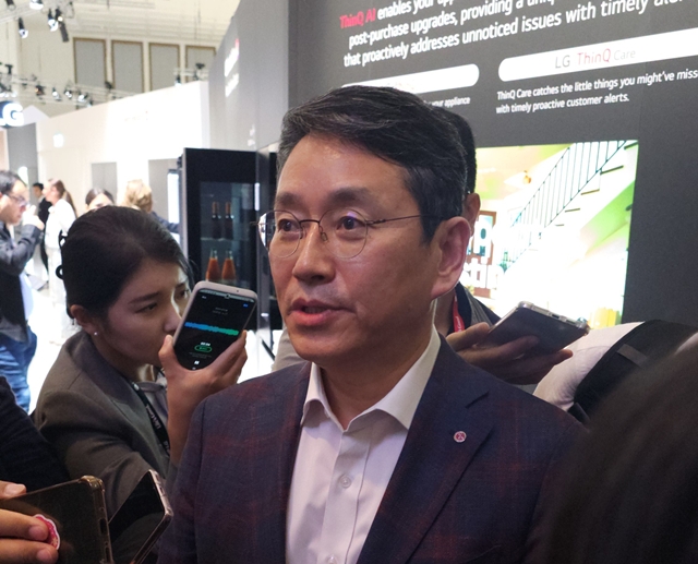 조주완 LG전자 사장이 IFA 2025 현장에서 취재진에게 사업 전략을 설명하고 있다. /뉴시스