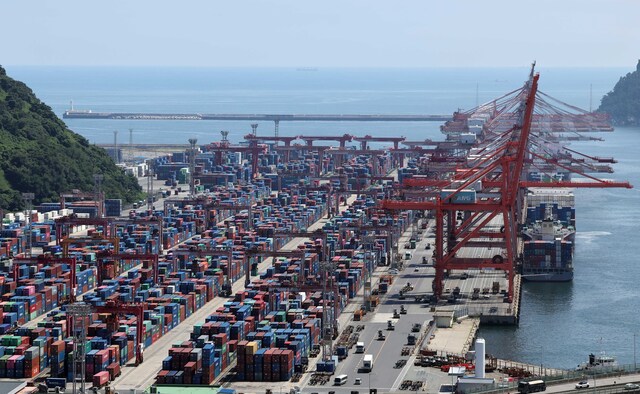 산업통상자원부는 영국과 오는 12일까지 런던에서 FTA 개선을 위한 회기간 협상을 개최한다고 8일 밝혔다. 사진은 지난달 21일 부산 남구 신선대부두. / 뉴시스