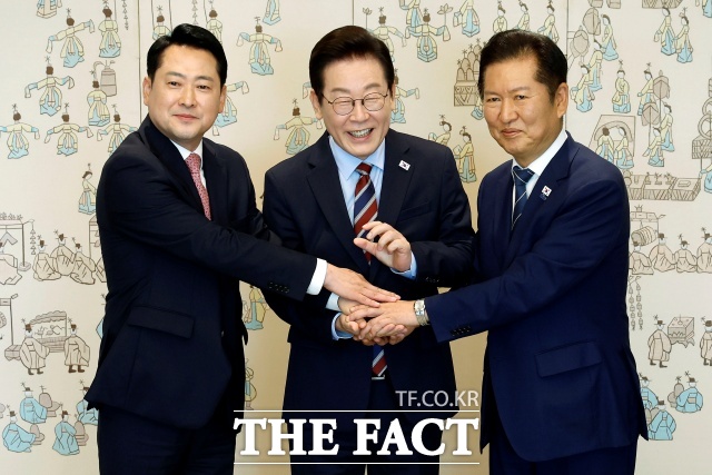 여야가 8일 민생경제협의체(가칭) 구성하기로 합의했다. 사진은 이재명 대통령이 이날 서울 용산 대통령실 청사에서 열린 여야 지도부 오찬 회동에서 정청래 더불어민주당 대표, 장동혁 국민의힘 대표와 기념촬영을 하고 있는 모습. /뉴시스