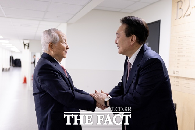 윤석열 대통령이 2024년 2월 25일 수원 아이엠센터에서 열린 3.1절 기념 예배에 참석, 영접나온 원천침례교회 김장환 원로목사와 인사하고 있다. /대통령실. 뉴시스