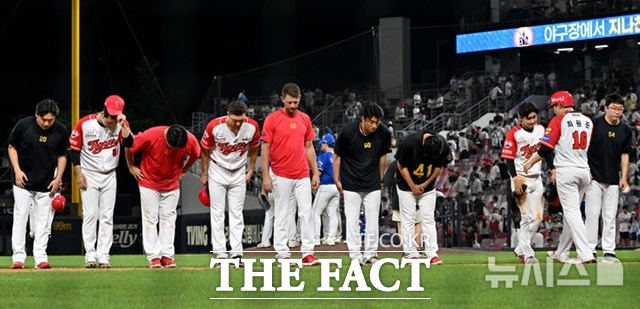 시즌 전 '극강'으로 평가받던 KIA 타이거즈가 하위권으로 몰락했다. KIA의 우승 뒤 추락은 처음이 아니다. 구단과 선수단 전체의 느슨해진 멘탈이 원인이란 지적이다. /뉴시스