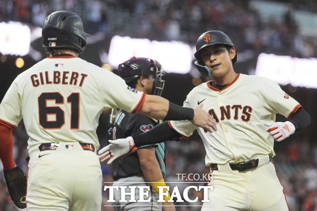 샌프란시스코 이정후가 9일(한국시간) 애리조나전에서 2회말 시즌 8호 우월 2점 홈런을 날린 뒤 앞선 주자 드류 길버트의 환영을 받고 있다. /샌프란시스코=AP.뉴시스
