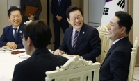  이재명과 웃으며 악수한 장동혁…당원들 