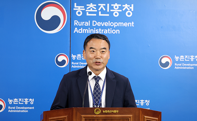 조용빈 농촌진흥청 농업공학부장이 10일 세종시 정부세종청사에서 다양한 스마트팜 기술을 모아 청년·창업농이 손쉽게 활용할 수 있는 딸기 단동형 스마트팜 생산성 향상 융합 모형을 개발했다고 밝히고 있다./뉴시스