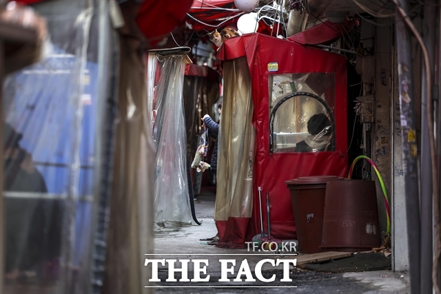 10일 성북구청에 따르면 서울북부지법은 이날 오전 10시30분께부터 낮 12시께까지 서울 성북구 하월곡동 미아리 텍사스촌 철거민 등에 대한 명도집행을 실시했다. 현장에는 집행관 등 관계자 170여명이 투입됐다. /뉴시스