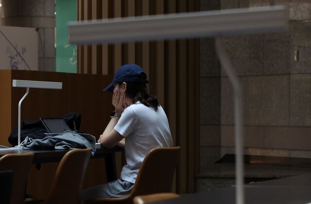 고용노동부는 10일 정부서울청사에서 청년에게 더 나은 일자리 기회를 보장하기 위한 일자리 첫걸음 보장제 추진방안을 발표했다. 사진은 지난달 18일 서울 시내 한 대학교 라운지. / 뉴시스