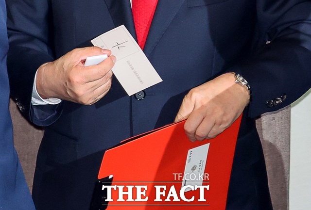 11일 오후 서울 여의도 국회에서 열린 제249회국회(정기회) 제4차 본회의에서 권성동 국민의힘 의원이 자신의 체포동의안에 대해 가라고 적힌 투표지를 들고 투표함으로 이동하고 있다./뉴시스