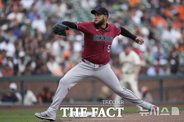 애리조나 에두아르도 로드리게스는 11일(한국시간) 샌프란시스코전에서 선발 6 1/3이닝 동안 2피안타 무실점으로 호투해 시즌 8승(8패)째를 올렸다. /샌프란시스코=AP.뉴시스