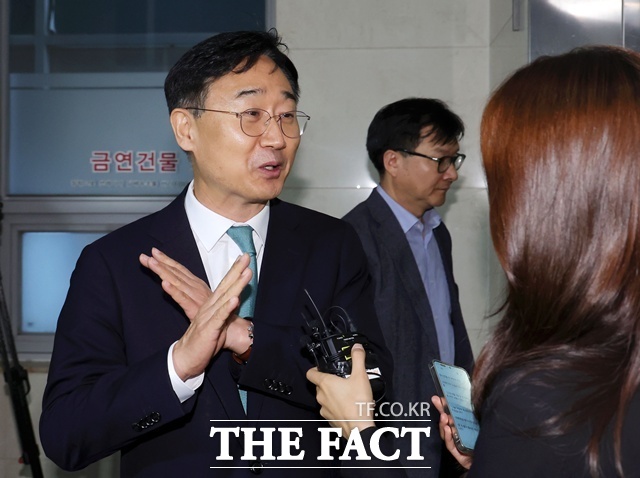 신범철 전 국방부 차관이 11일 오전 서울 서초구 채상병특검 사무실에 피의자 신분으로 조사를 받기 위해 출석하고 있다. /뉴시스