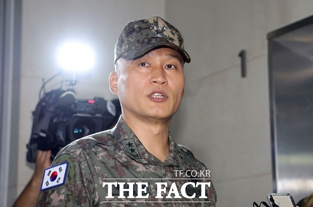 박진희 전 국방부 군사보좌관이 11일 오전 서울 서초구 채상병특검 사무실에 피의자 신분으로 조사를 받기 위해 출석하며 입장을 밝히고 있다. /뉴시스