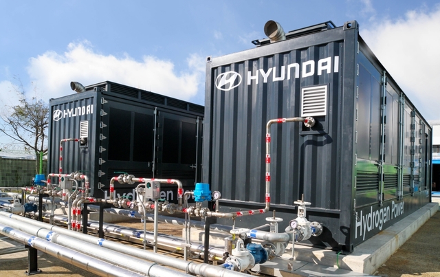 한국동서발전은 11일 울산발전본부에서 현대차와 태양광 발전설비와 직업 연계해 운전하는 수소연료전지 운전시스템 고도화 실증사업 착수한다고 밝혔다. / 동서발전