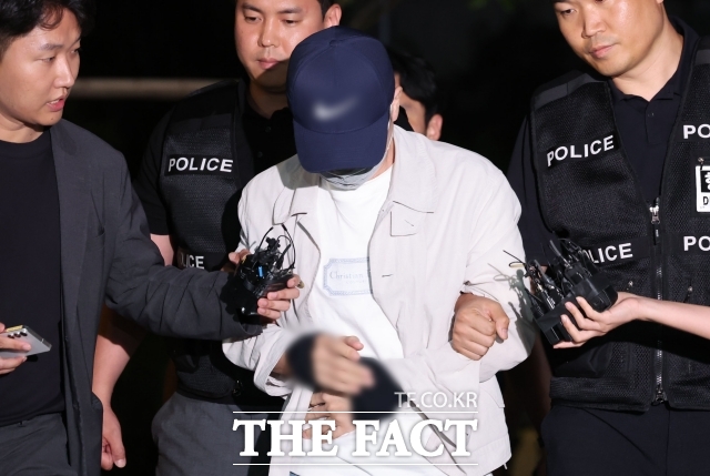 삼부토건 주가조작 의혹 사건의 키맨 이기훈씨가 목포에서 체포돼 11일 서울 종로구 김건희 특검팀으로 호송되어 오고 있다. /뉴시스