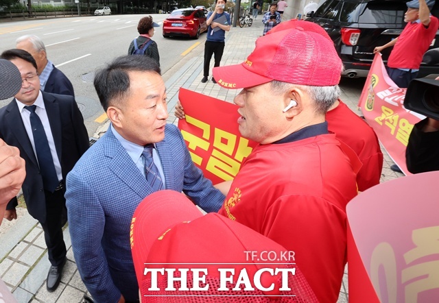 김계환 전 해병대 사령관이 12일 오전 서울 서초구 순직 해병 특별검사팀 사무실에서 피의자 소환 조사를 받기 위해 출석하다 해병대 예비역 연대 회원들의 항의를 받고 있다. /뉴시스
