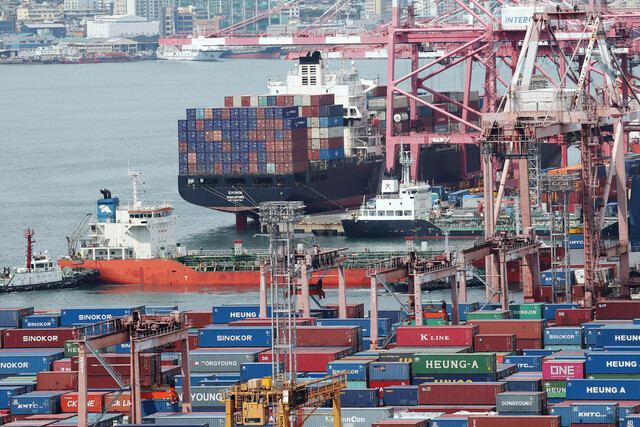 무역위원회는 관세청과 12일 저가 수입품 덤핑 및 우회덤핑 증가에 따라 덤핑방지관세제도를 효율적으로 운영하기 위해 업무협약을 체결했다. 사진은 지난달 7일 부산 남구 감만부두. / 뉴시스