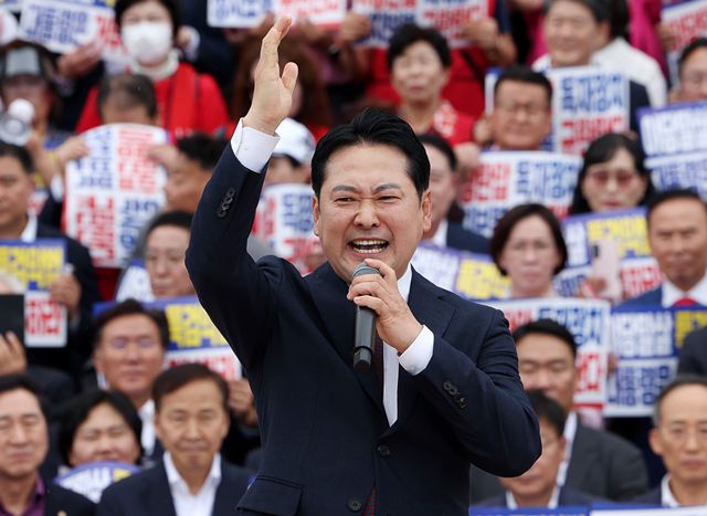 장동혁 국민의힘 당 대표가 12일 오후 서울 여의도 국회에서 열린 야당탄압 독재정치 규탄대회에서 연설하고 있다. /뉴시스